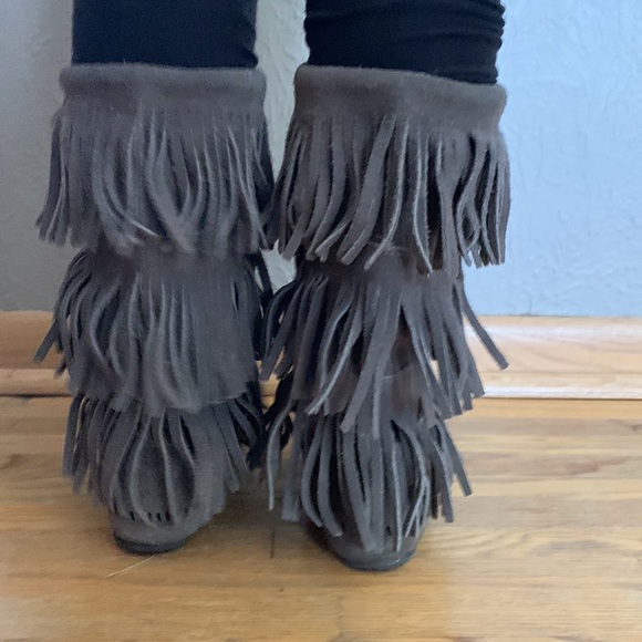 Minnetonka moccasins high fringe - Picture 2 of 9